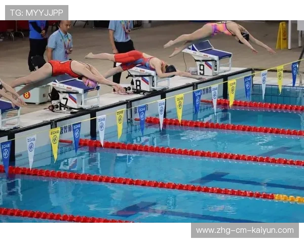游泳接力赛紧张刺激，换泳手环节决定胜负，游泳接力比赛临时换人